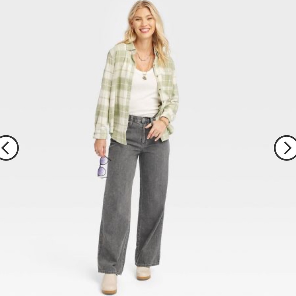 Brand is Universal Thread Size is 16/33R Color Gray